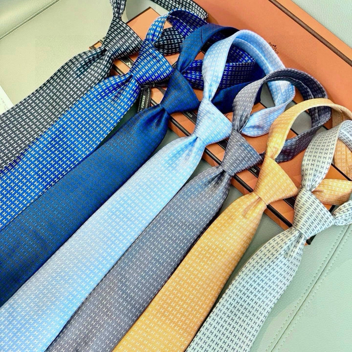 Hermes Style Men's H Pattern Woven Silk Tie - Detail Image 13