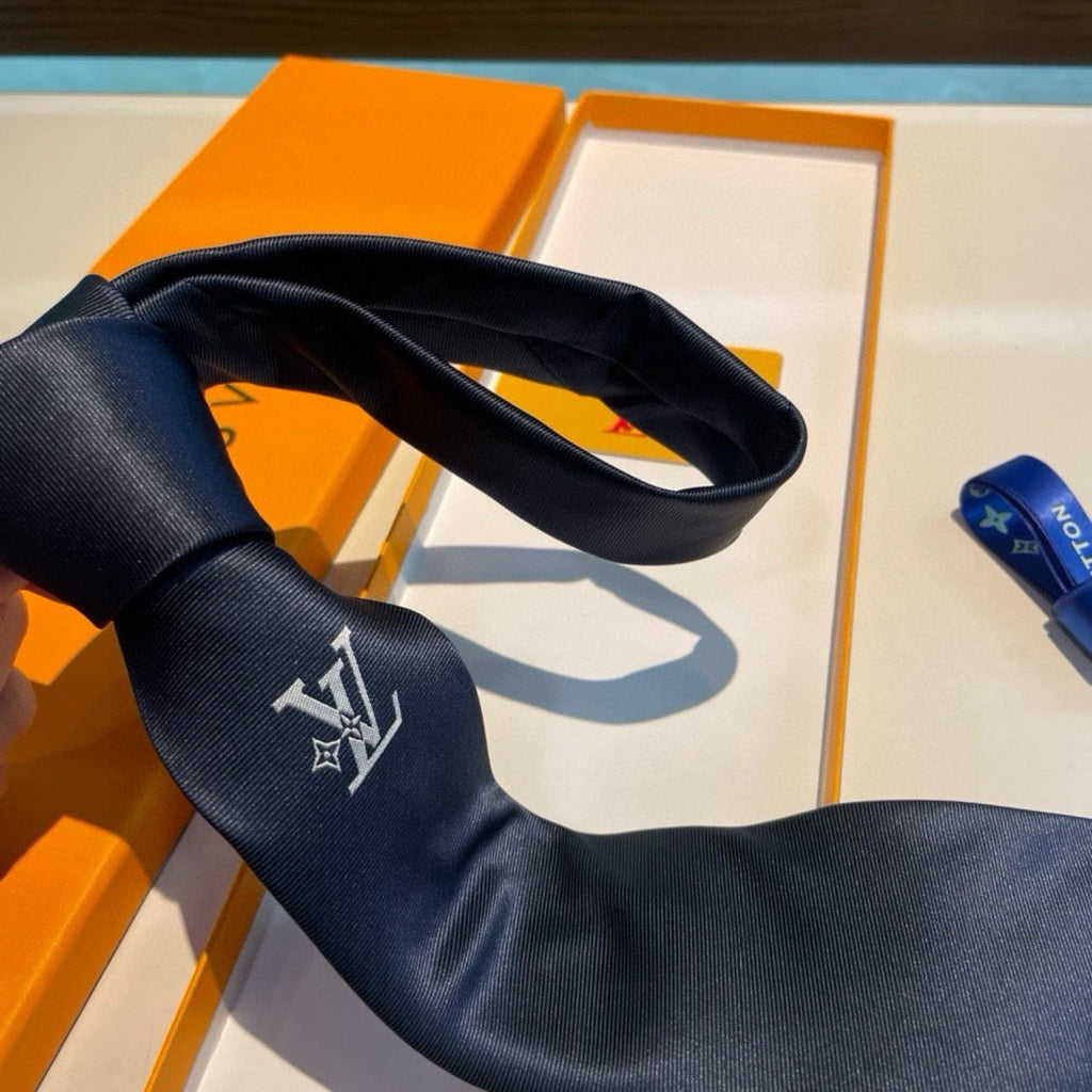 Louis Vuitton Style Men's Solid Silk Tie - Detail Image 3