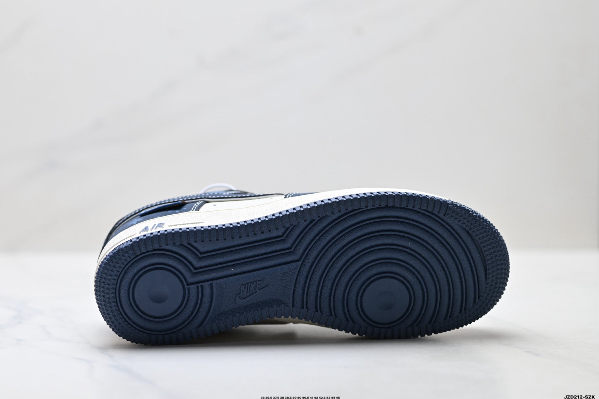 Nike Air Force 1 '07 LV8 Graphic Low-Top Sneakers – Navy/White