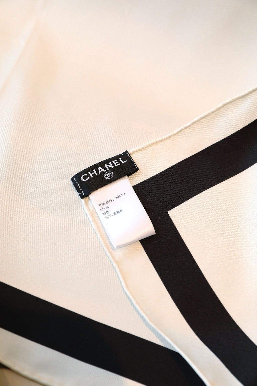 Chanel Style Contrast-Border Lightweight Shawl product detail 8