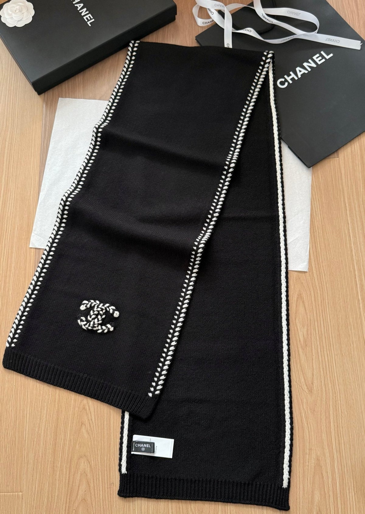 Chanel Style Contrast-Edge Knit Scarf product detail 4