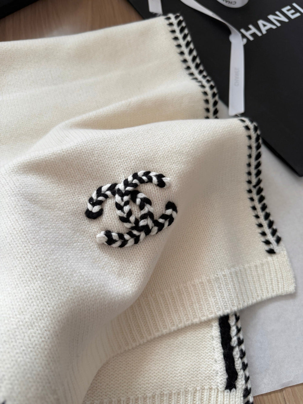 Chanel Style Contrast-Edge Knit Scarf product detail 8