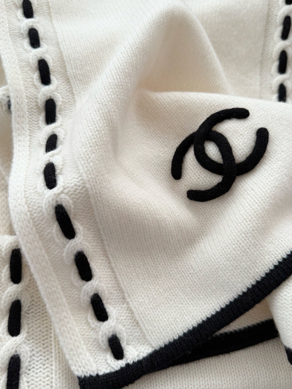 Chanel Style Contrast-Stitch Knit Scarf product detail 6