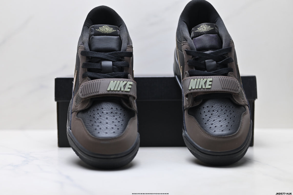 Jordan Legacy 312 Low Triple Black sneakers detail view 7