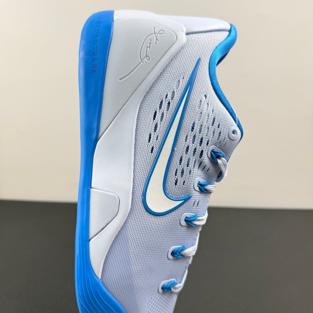 Nike Kobe White Blue Mesh basketball shoes, product detail photo 4