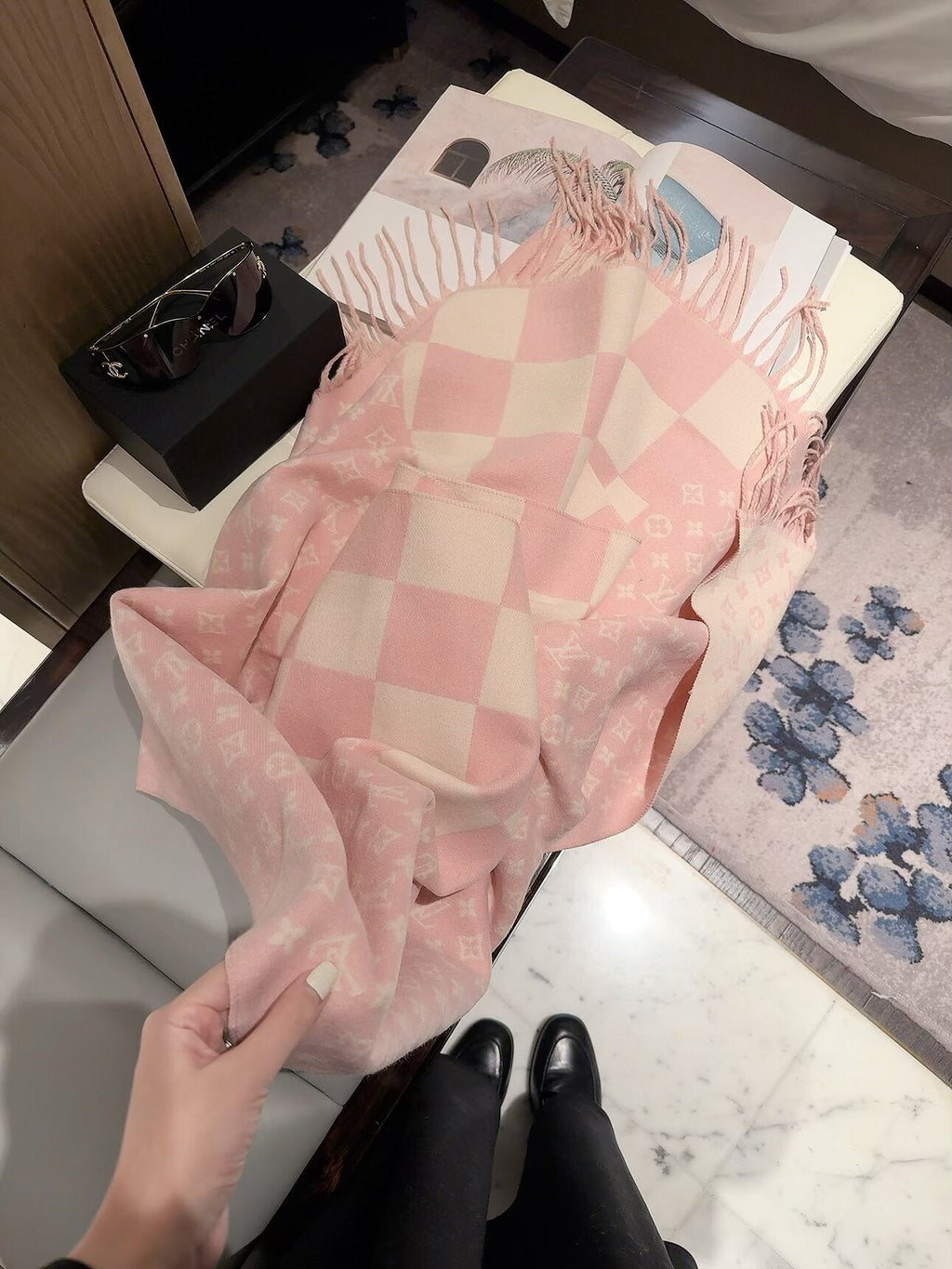 Louis Vuitton Style Checkerboard Monogram Scarf product detail 8