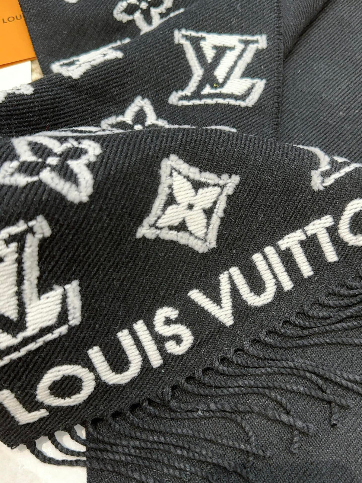 Louis Vuitton Style Monogram Knit Scarf product detail 8