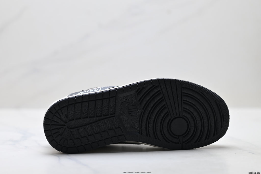 Nike Low-Top Sneakers White Black Cartoon Unisex Collaboration Edition Style 34 detail view 9
