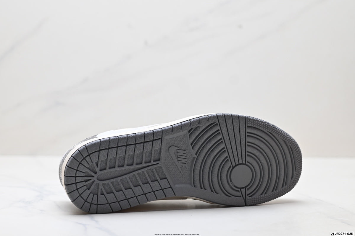 Nike Low-Top Sneakers White Silver Navy Unisex Collaboration Edition Style 08 detail view 9